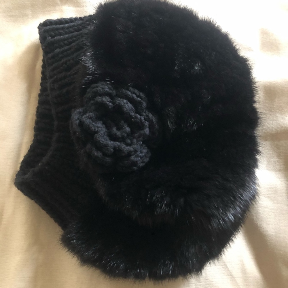 Genuine mink hat w/rosette